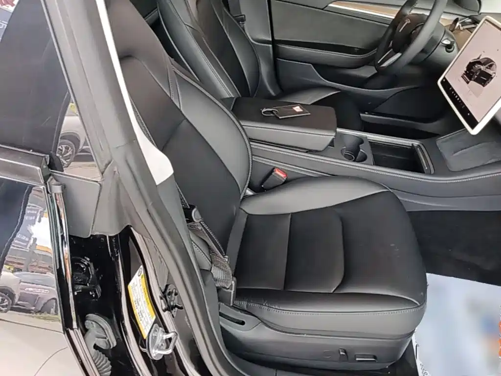 Фото 25 - Tesla Model 3