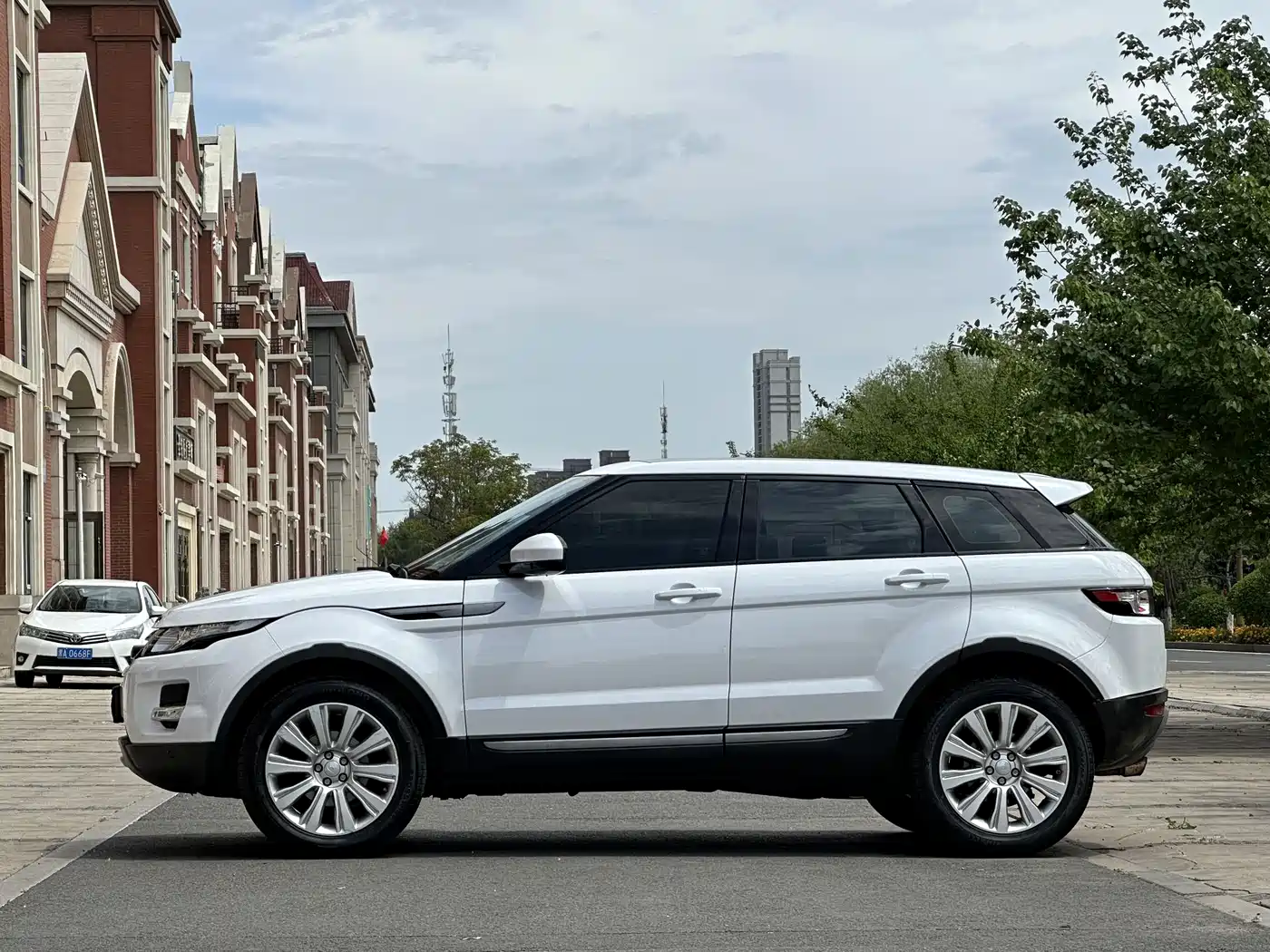 Land Rover Range Rover Evoque 2015 2.0T 5-Door Intelligent Edition фото 8