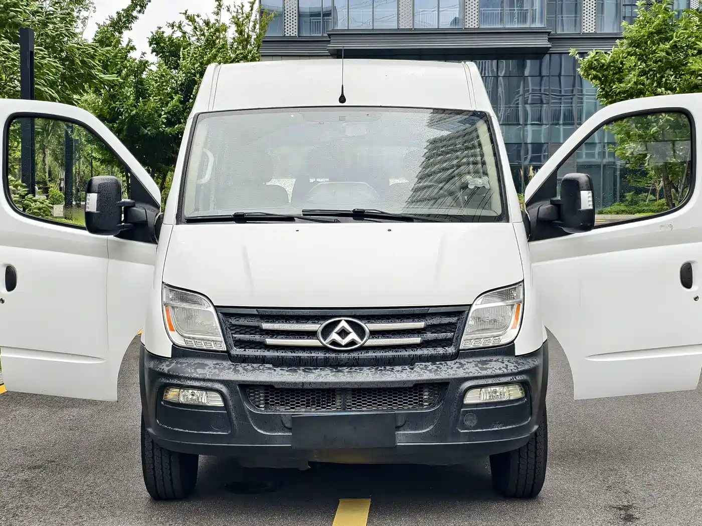 SAIC Maxus Xintu V80 2017 2017 2.5T 5-speed manual Aoyun Tong China V short wheelbase medium roof 5/6/10 seats