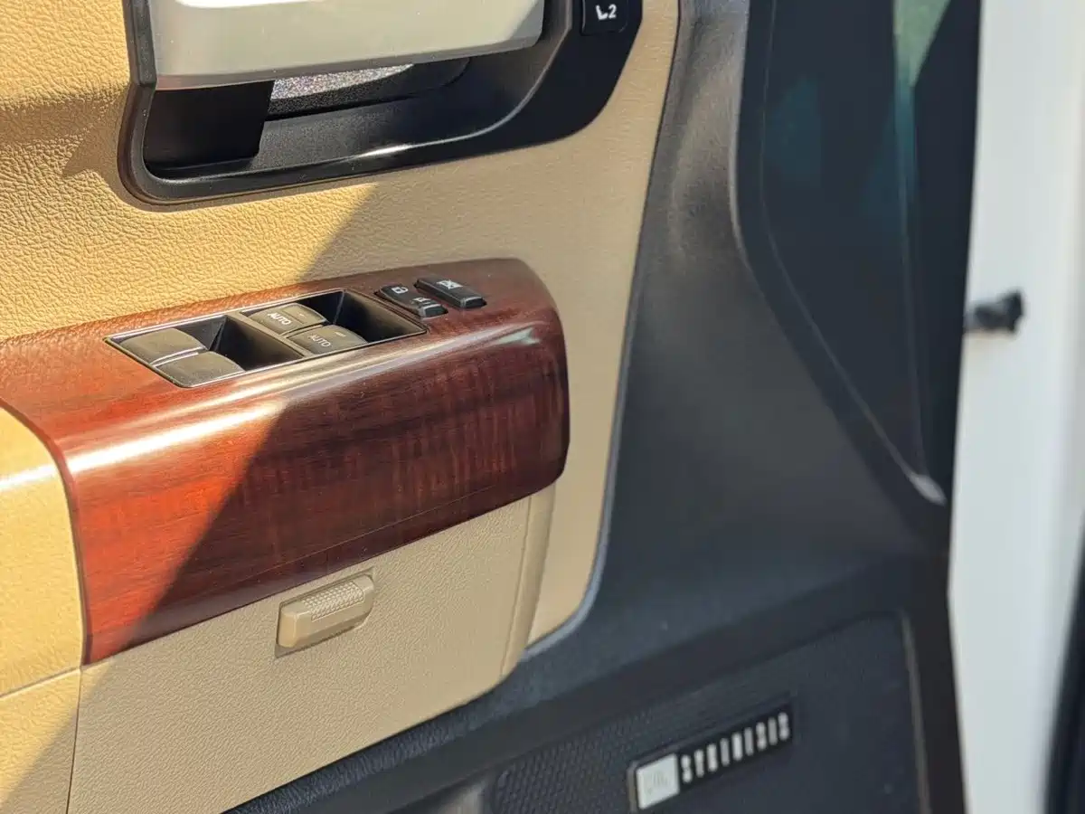Toyota Sequoia 2012 2010 5.7 Platinum Edition