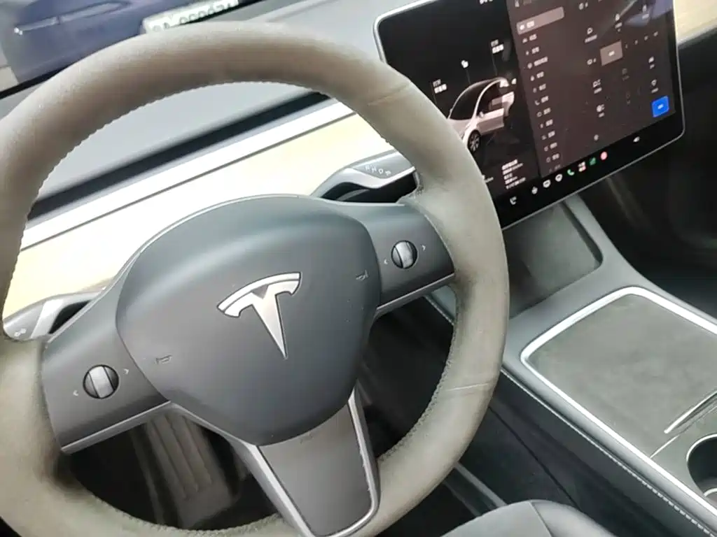 Фото 14 - Tesla Model Y