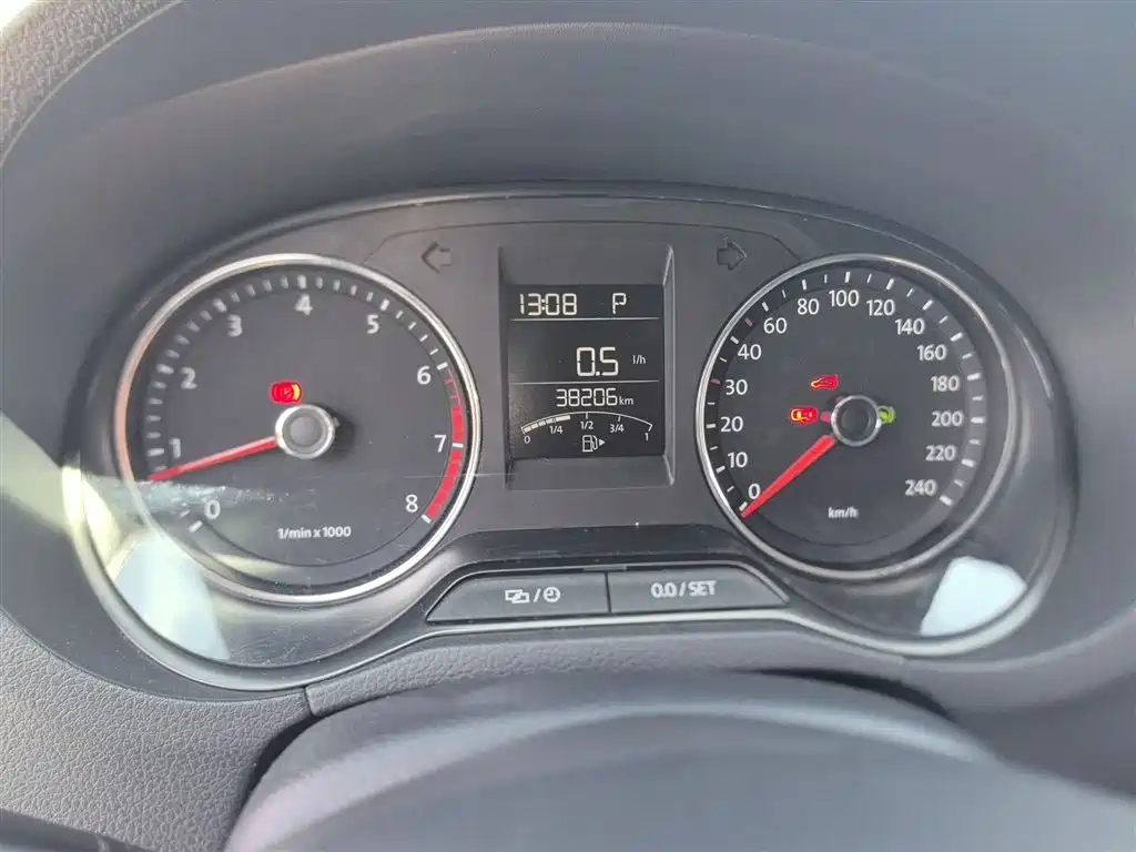 Volkswagen Polo 2014 1.4L Automatic Comfort Edition фото 5