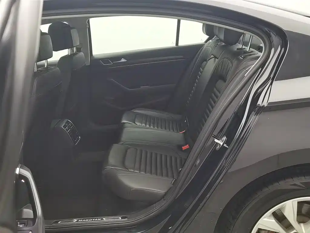 Volkswagen Magotan 2018 Facelift 330TSI DSG Luxury фото 15