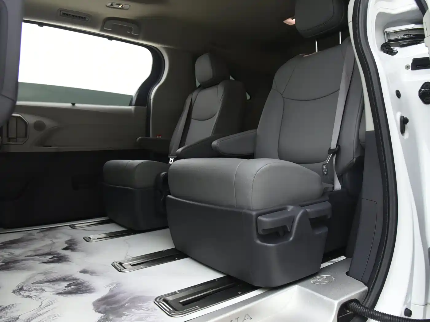 Toyota Granvia 2023 2.5L Hybrid Comfort Edition фото 8