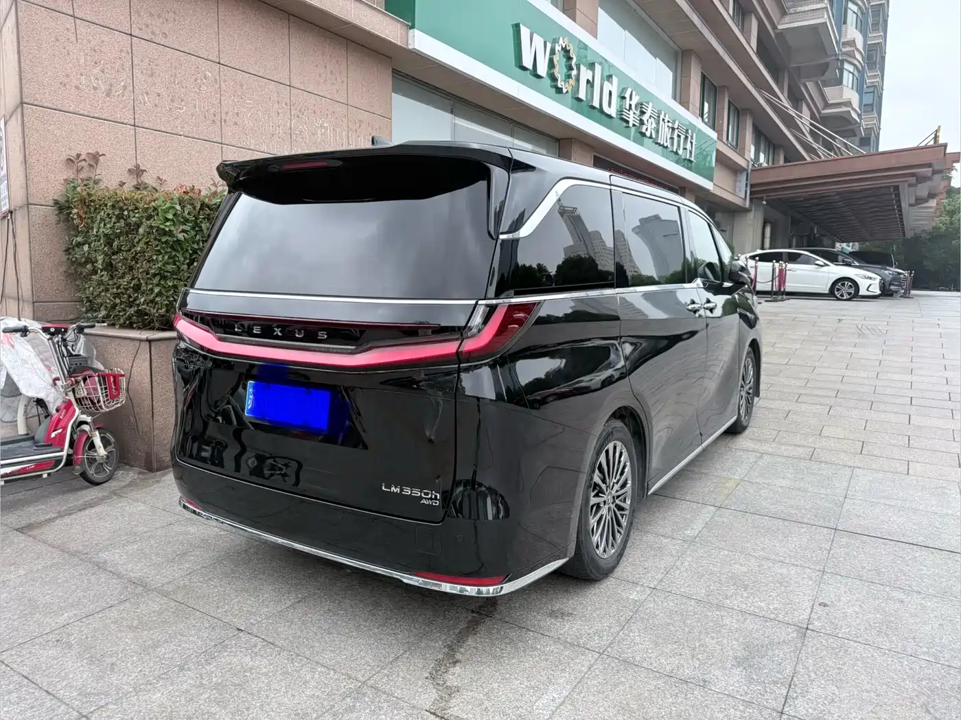 Lexus LM 2023 350h 7-Seater Elegance Edition фото 3