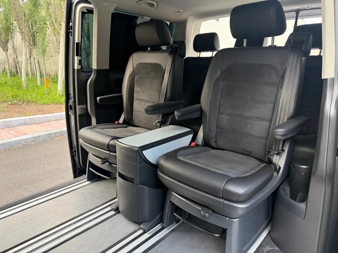 Volkswagen Multivan 2018 2.0TSI 4WD Explorer Edition 7-Seater фото 24