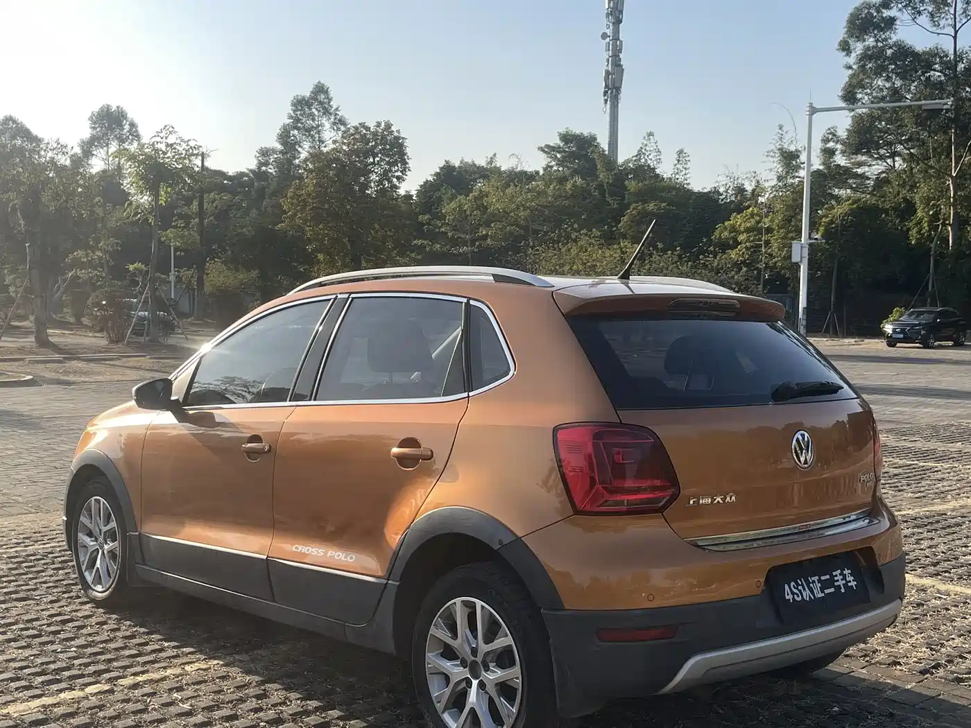 Volkswagen Polo 2016 1.6L Cross Polo Automatic фото 4