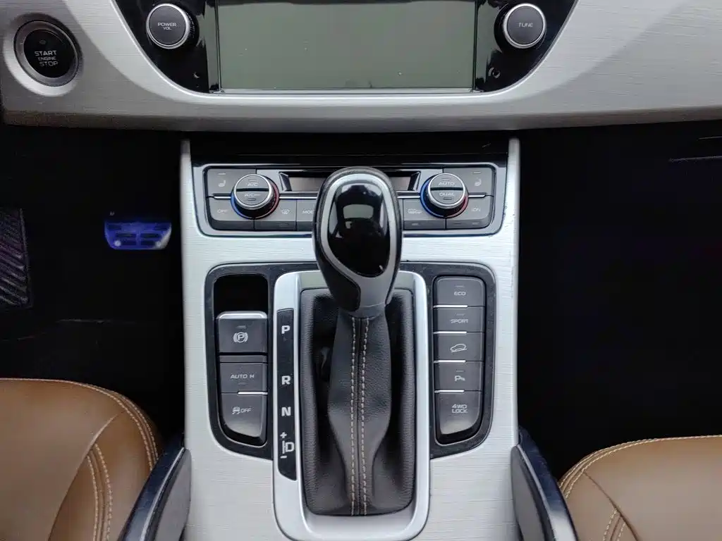Фото 13 - Geely Atlas