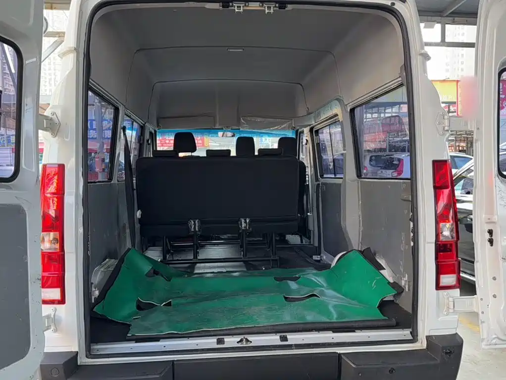 Iveco Daily 2024 2023 2.5T A35M1 Short Wheelbase Low Roof Single Tire Sliding Door 5-9 Seater