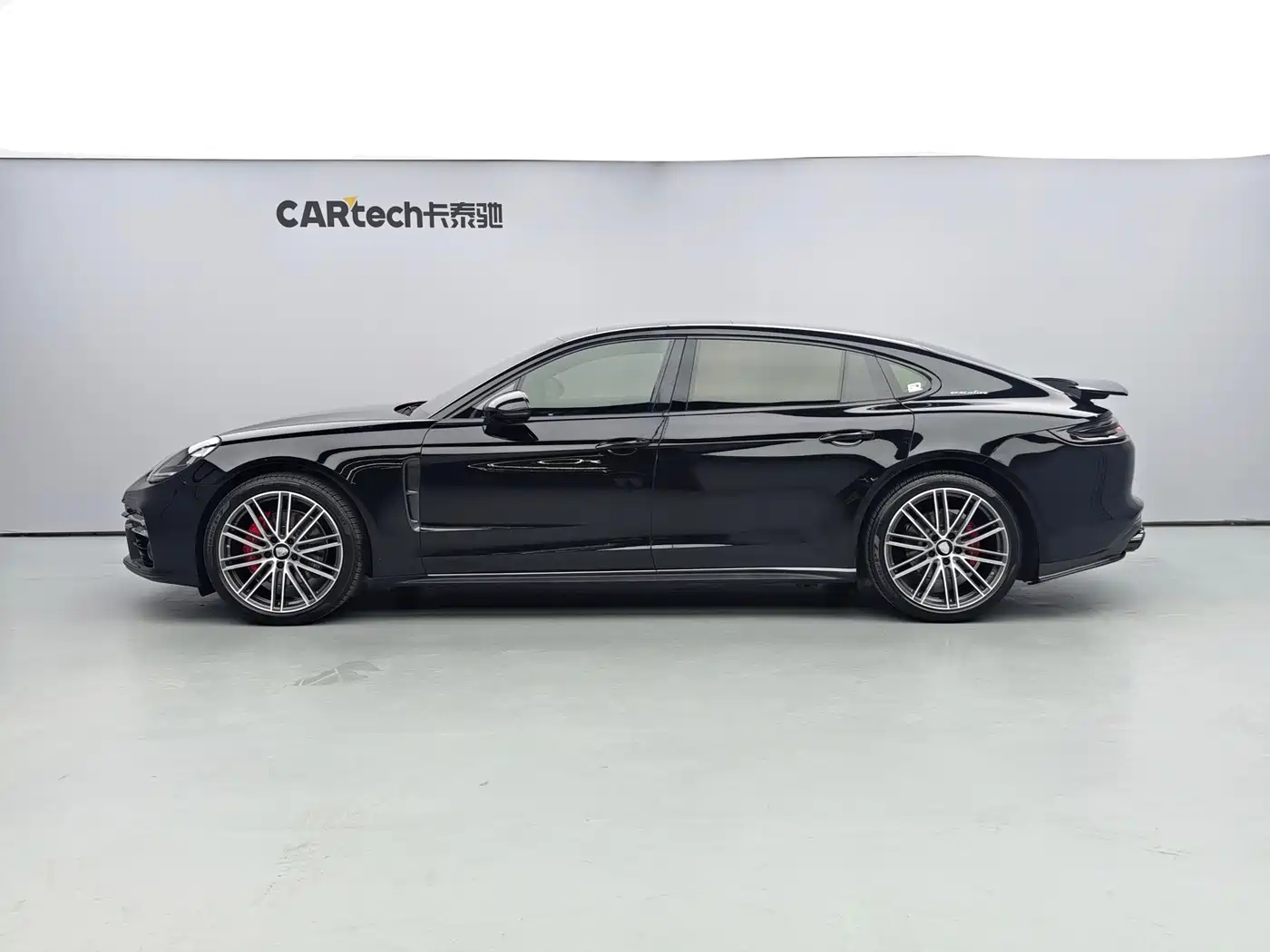 Фото 3 - Porsche Panamera