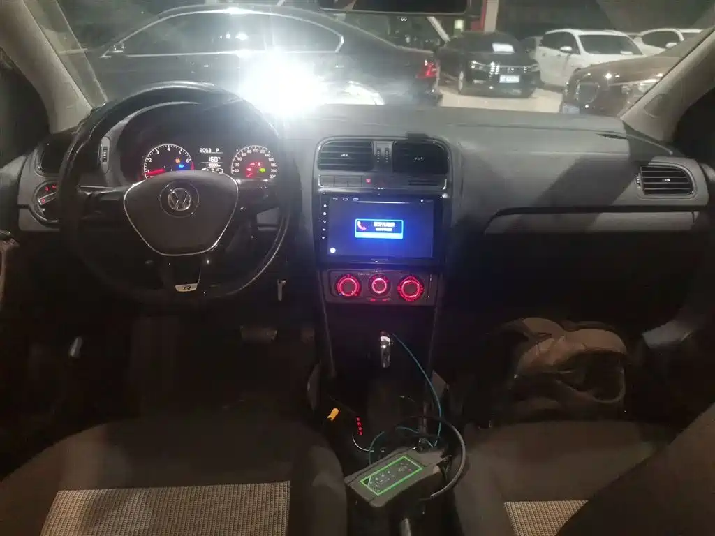 Volkswagen Polo 2016 1.4L Automatic Trend фото 10
