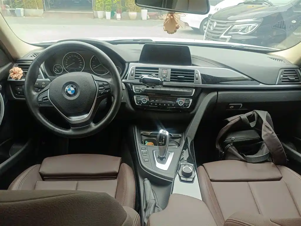BMW 3 Series 2018 318Li фото 6