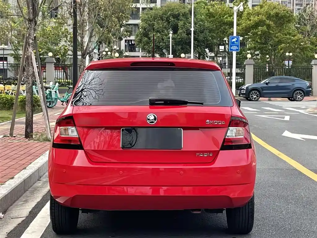 Škoda Fabia 2015 1.4L Automatic Advance Edition фото 25