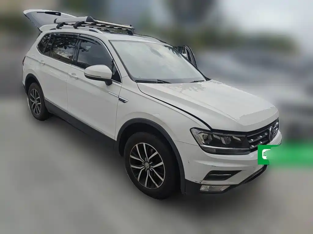 Photo 4 - Volkswagen Tiguan L