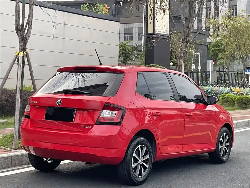 Škoda Fabia 2015 1.4L Automatic Advance Edition фото 24