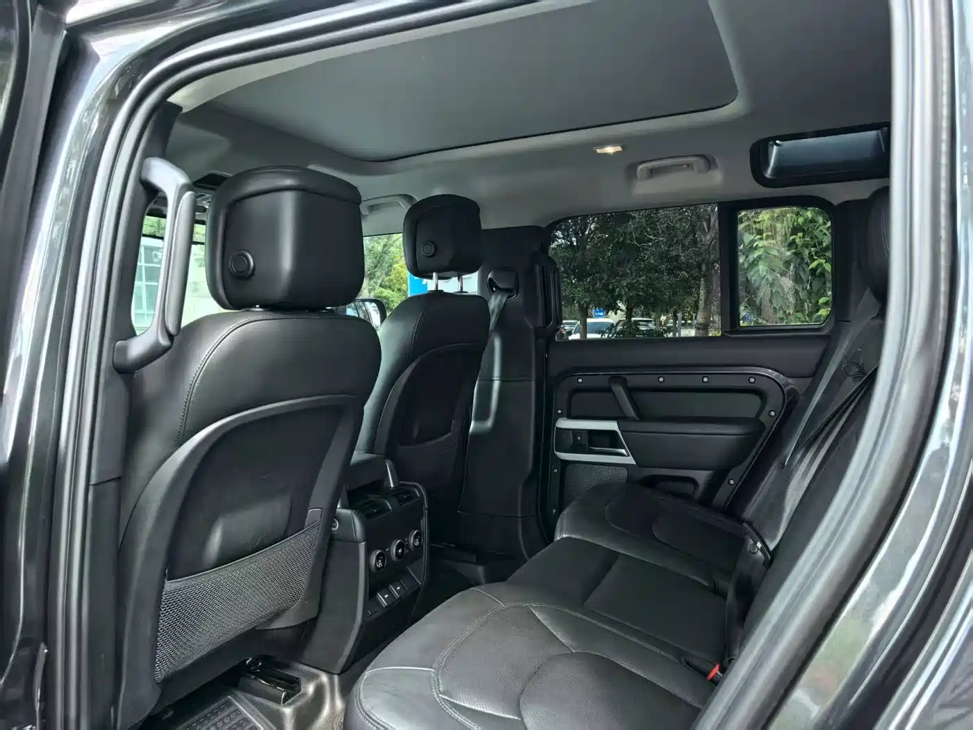 Land Rover Defender 2023 Model 110 3.0T P400 Dark Special Edition фото 6