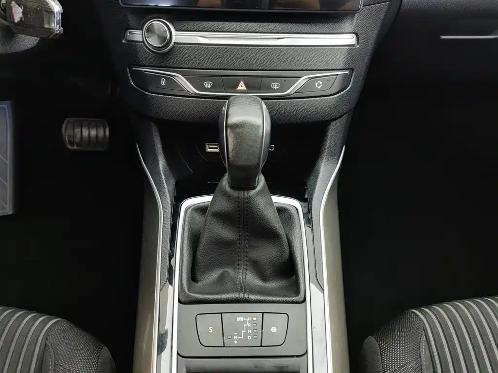 Peugeot 408 2015 Model 1.2T Automatic Luxury Edition фото 13
