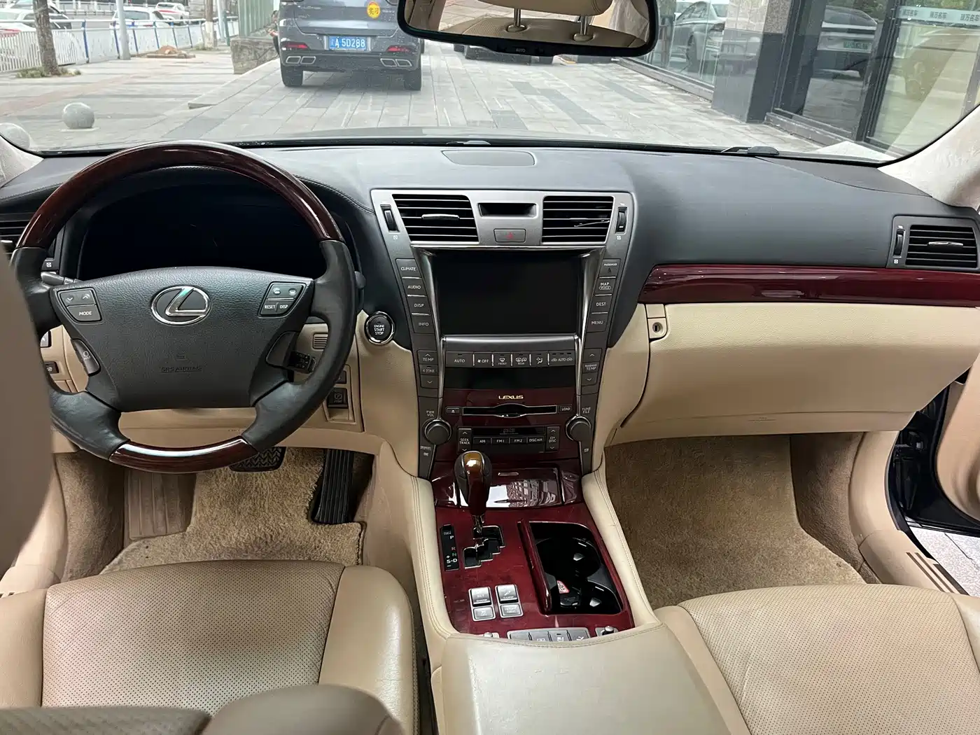 Photo 12 - Lexus LS