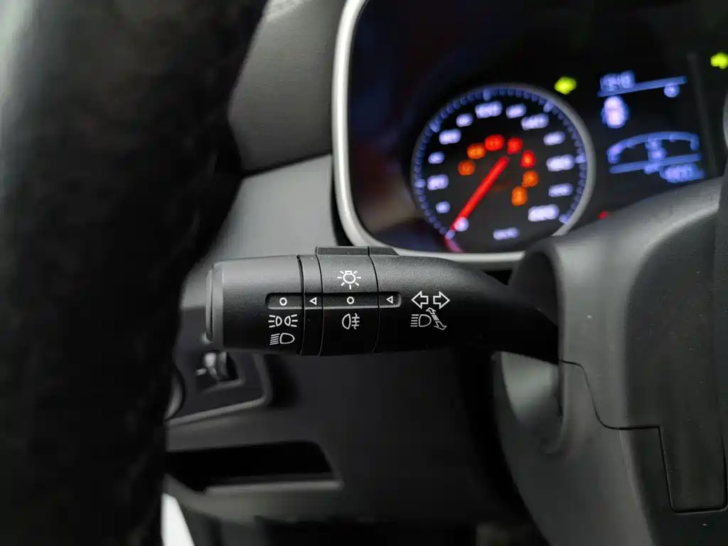 MG ZS 2019 2019 1.5L Manual 65-inch Panoramic Sunroof Global Edition (China VI)