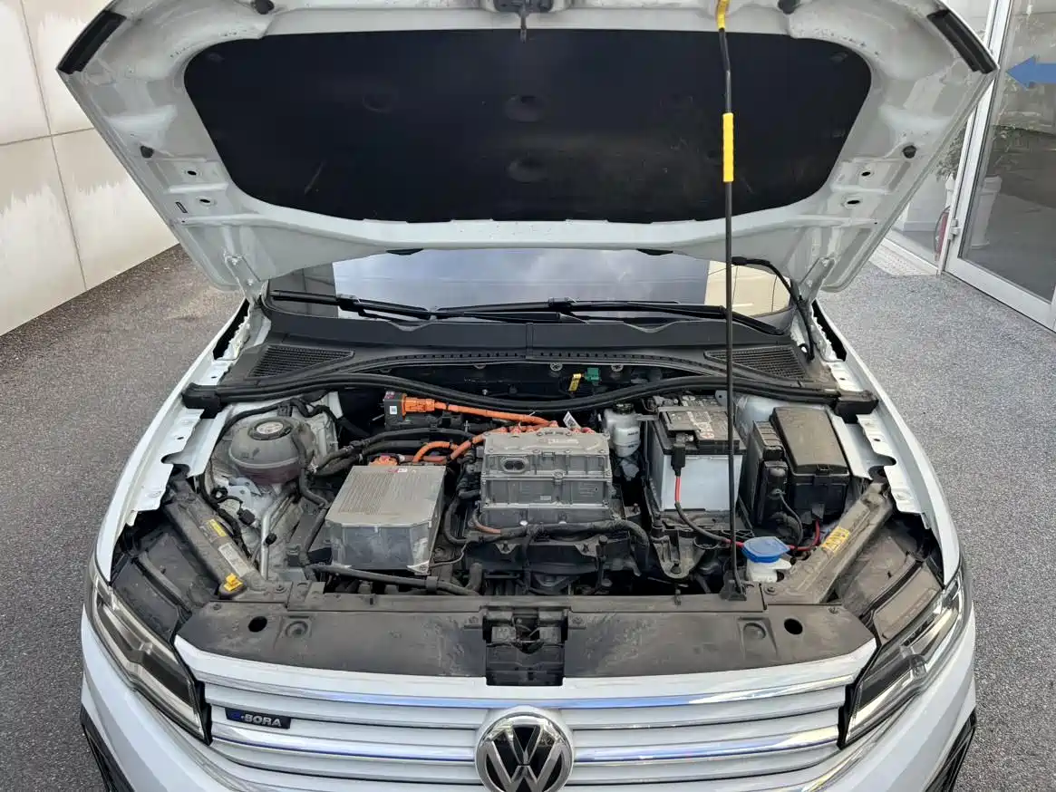 VOLKSWAGEN BORA PURE ELECTRIC
