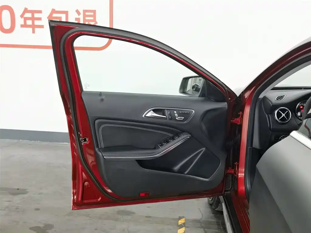 Mercedes-Benz GLA 2018 GLA 200 Dynamic фото 8