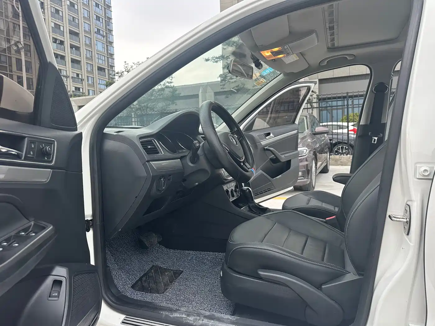 Volkswagen Lavida 2017 1.6L Automatic Comfort Edition фото 5