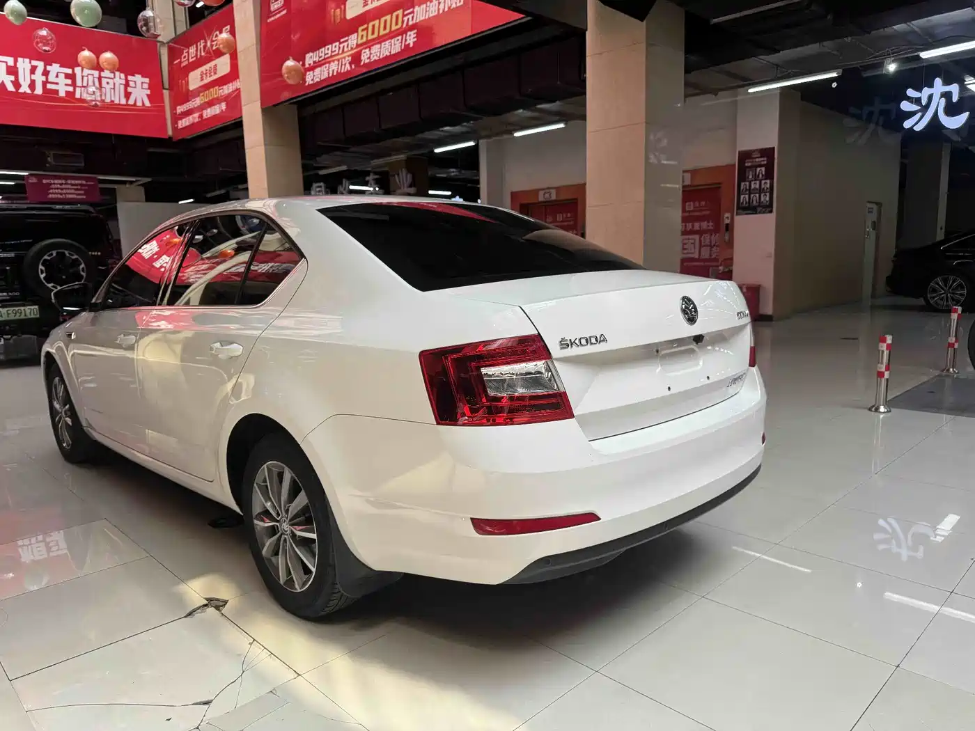 Škoda Octavia 2017 1.6L Automatic Pioneer Edition фото 10