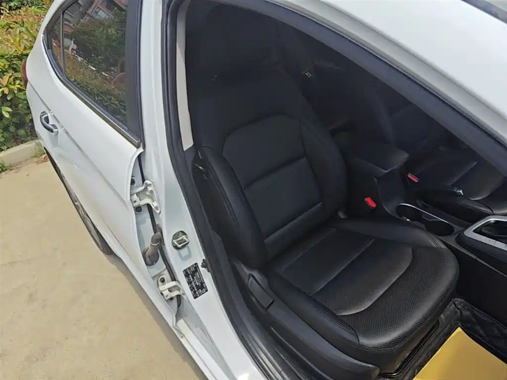 Hyundai Elantra 2016 Model 1.6L Automatic Smart Elite фото 25