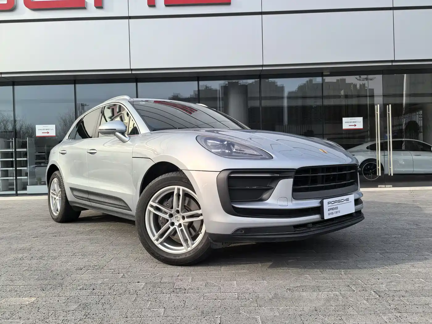 PORSCHE MACAN
