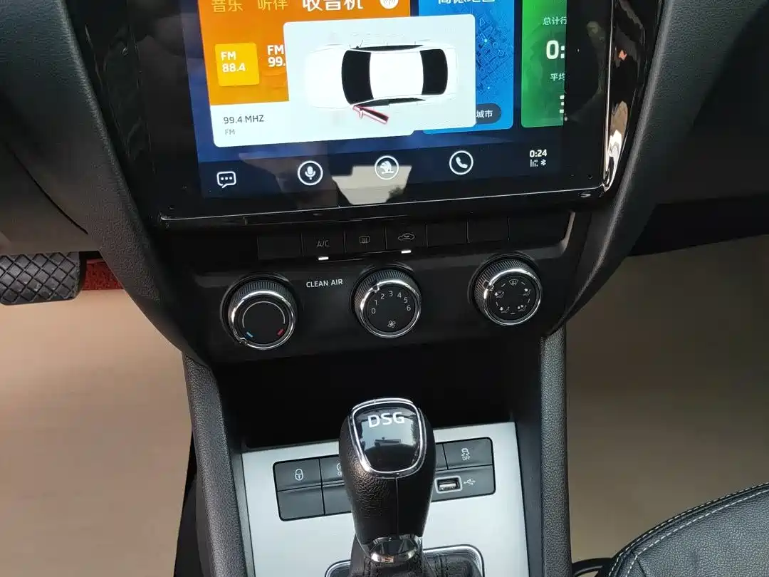 Škoda Octavia 2017 1.6L Automatic Pioneer Edition фото 14