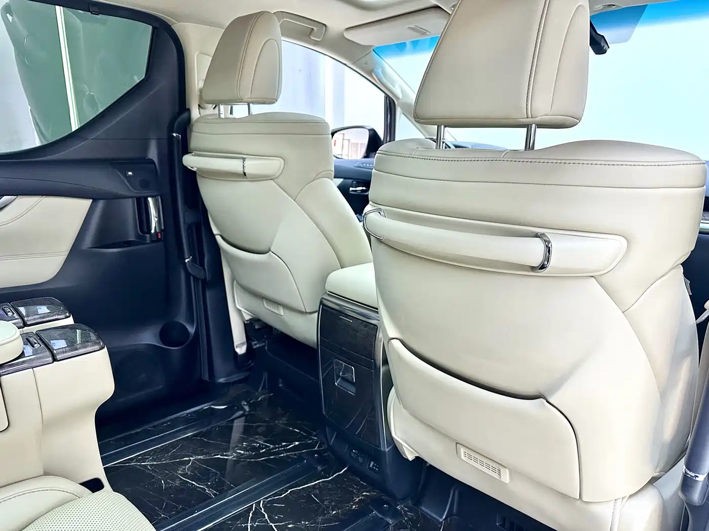 Toyota Vellfire 2021 Crown Hybrid 2.5L HV Premium Edition фото 12