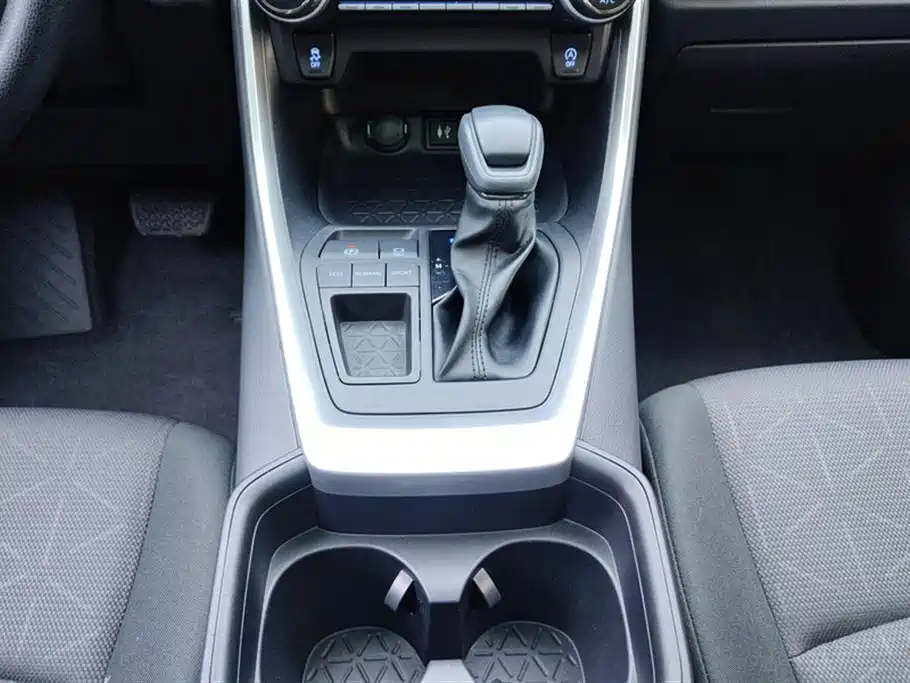Toyota RAV4 Rongfang 2022 2.0L CVT 2WD Trend Edition фото 16