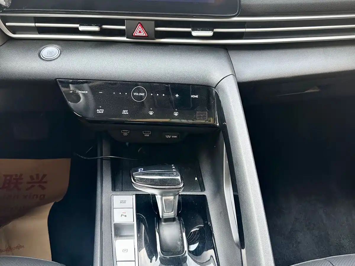 Hyundai Elantra 2021 1.5L CVT LUX Premium Edition фото 21