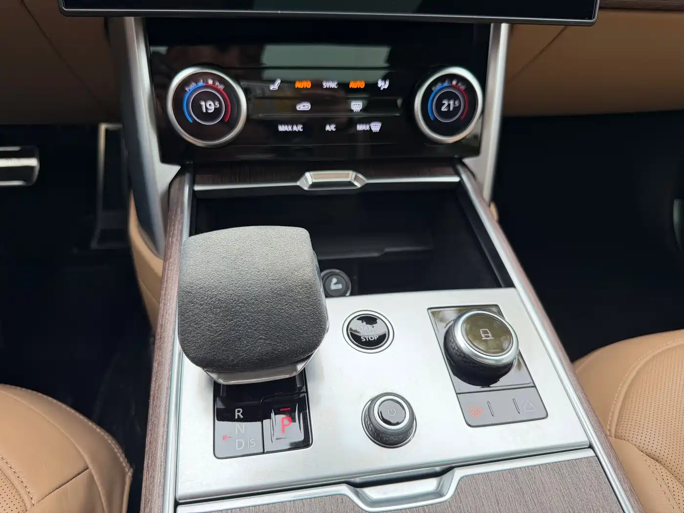 Land Rover Range Rover 2023 3.0 L6 400PS Genesis Extended Version фото 13