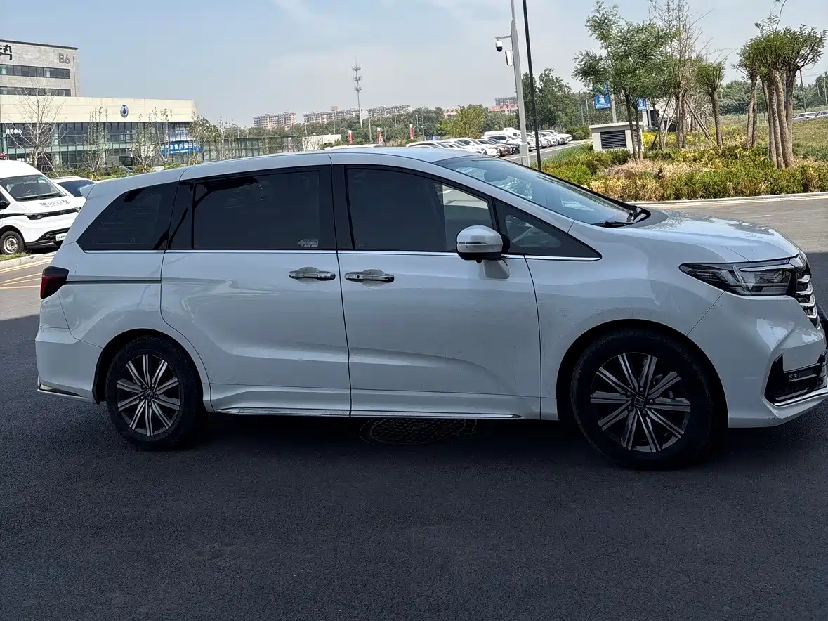 Honda Odyssey 2024 2.0L e:HEV Sharp·Comfort Edition фото 3