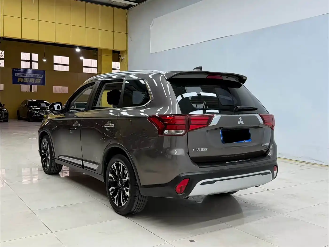 Mitsubishi Outlander 2021 2.4L 4WD Premium Edition 5-seater фото 9