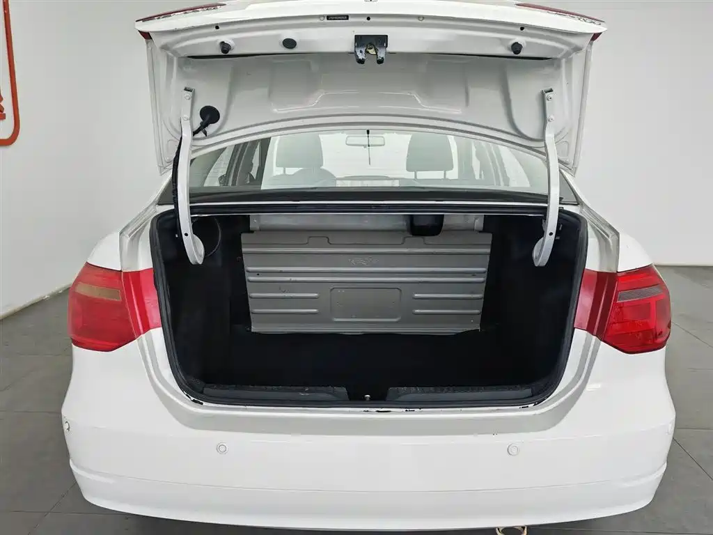 Volkswagen Jetta 2015 1.6L Manual Trend фото 16