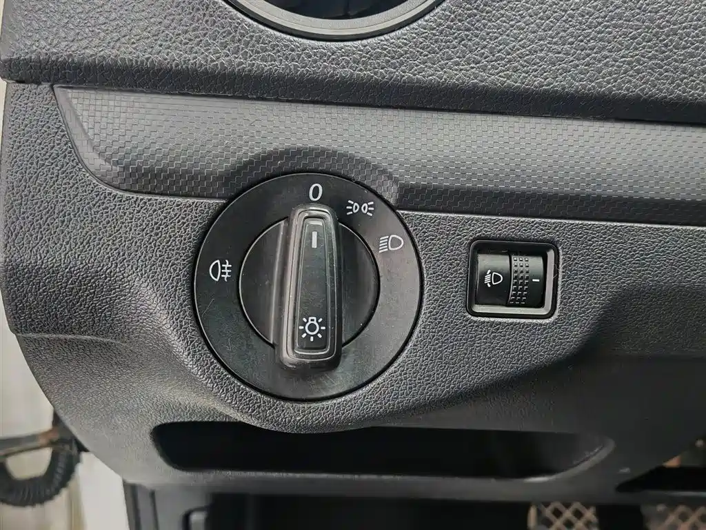 Volkswagen Jetta 2015 1.6L Manual Trend фото 21