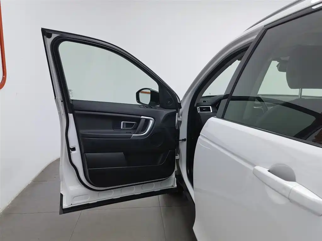 Land Rover Discovery Sport 2019 240PS SE Edition China V фото 8