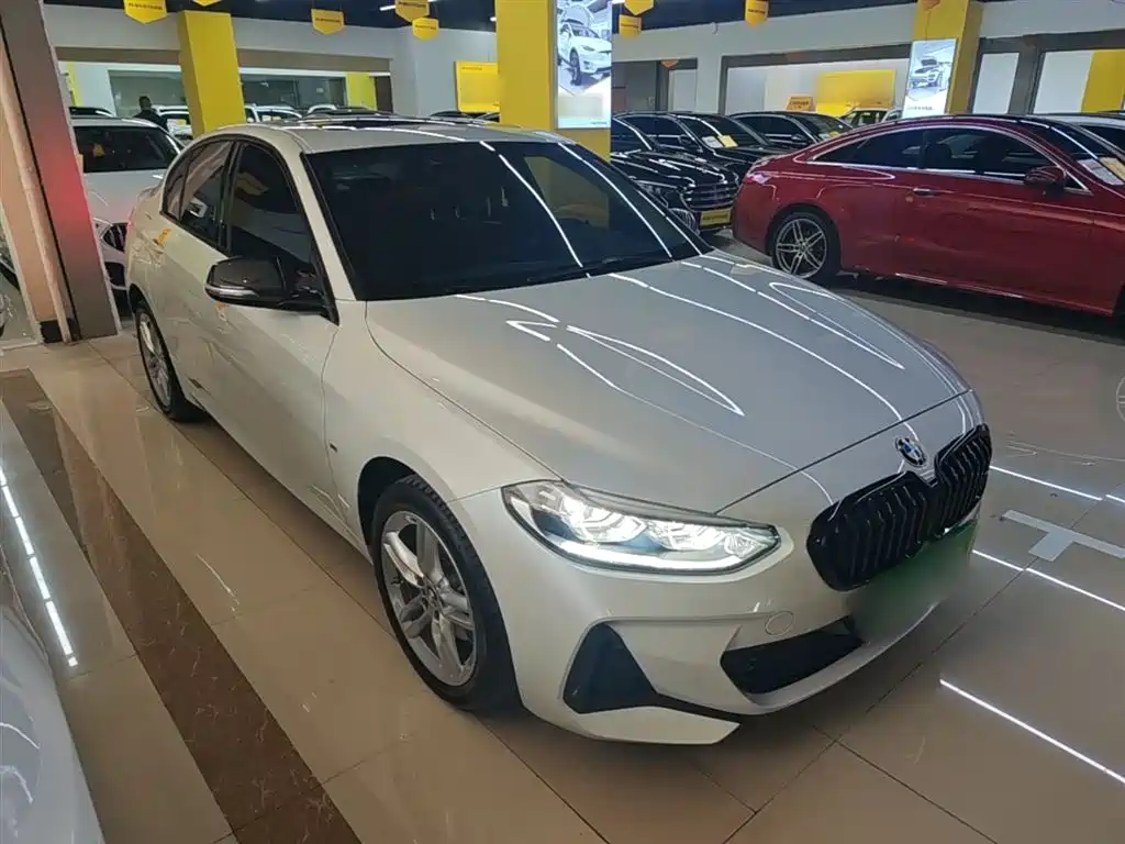 BMW 1 Series 2021 120i M Sport Shadow Edition фото 4