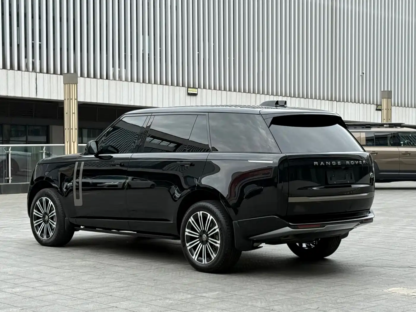 Land Rover Range Rover 2023 3.0 L6 400PS Golden Age 7-Seater Long Wheelbase фото 7