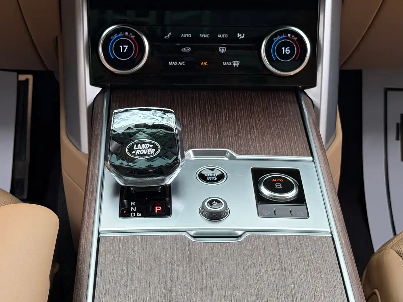 Land Rover Range Rover 2023 3.0 L6 400PS Golden Age 7-Seater Long Wheelbase фото 26