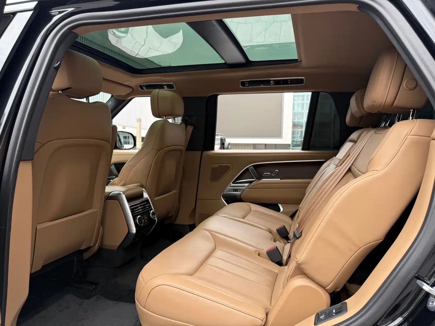 Land Rover Range Rover 2023 3.0 L6 400PS Golden Age 7-Seater Long Wheelbase фото 22