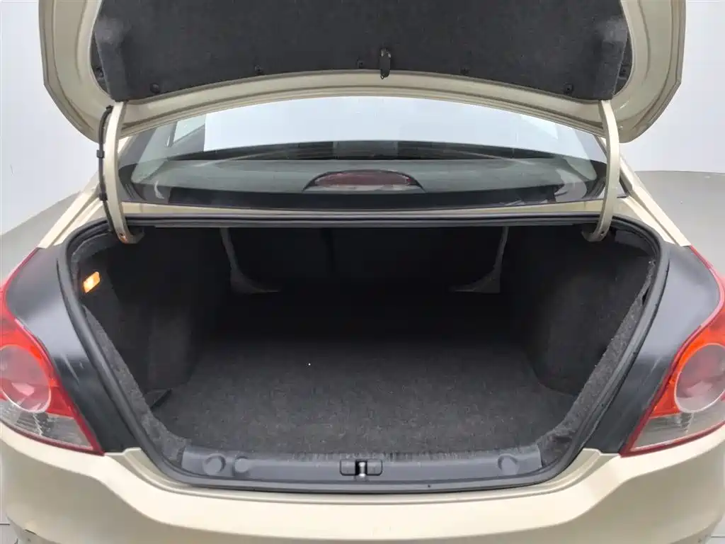 Volkswagen Lavida 2011 1.6L Manual Elegance Edition фото 16