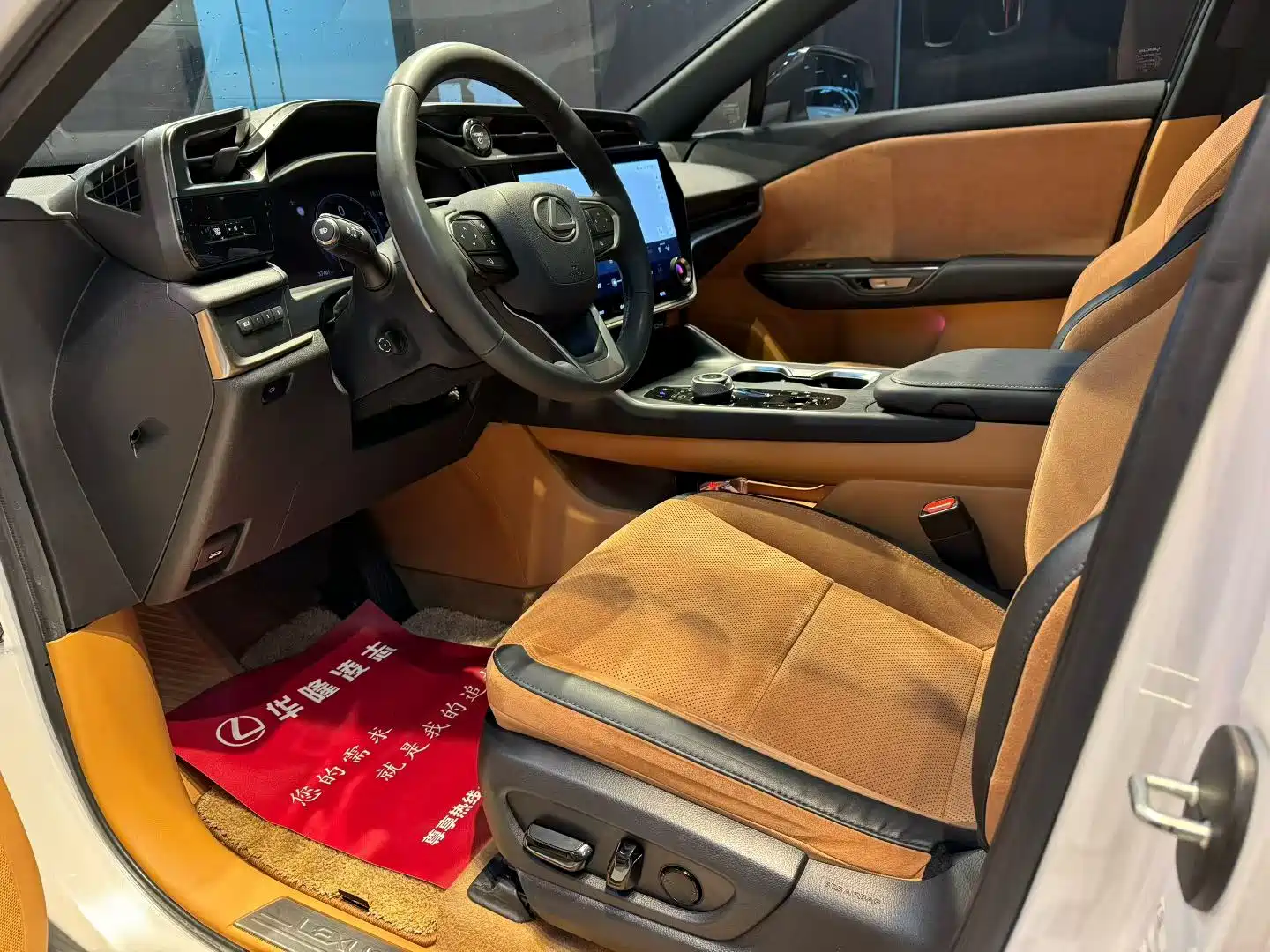 Photo 4 - Lexus RZ