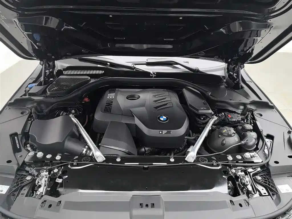 BMW 5 Series 2025 530Li Premium M Sport Package фото 6