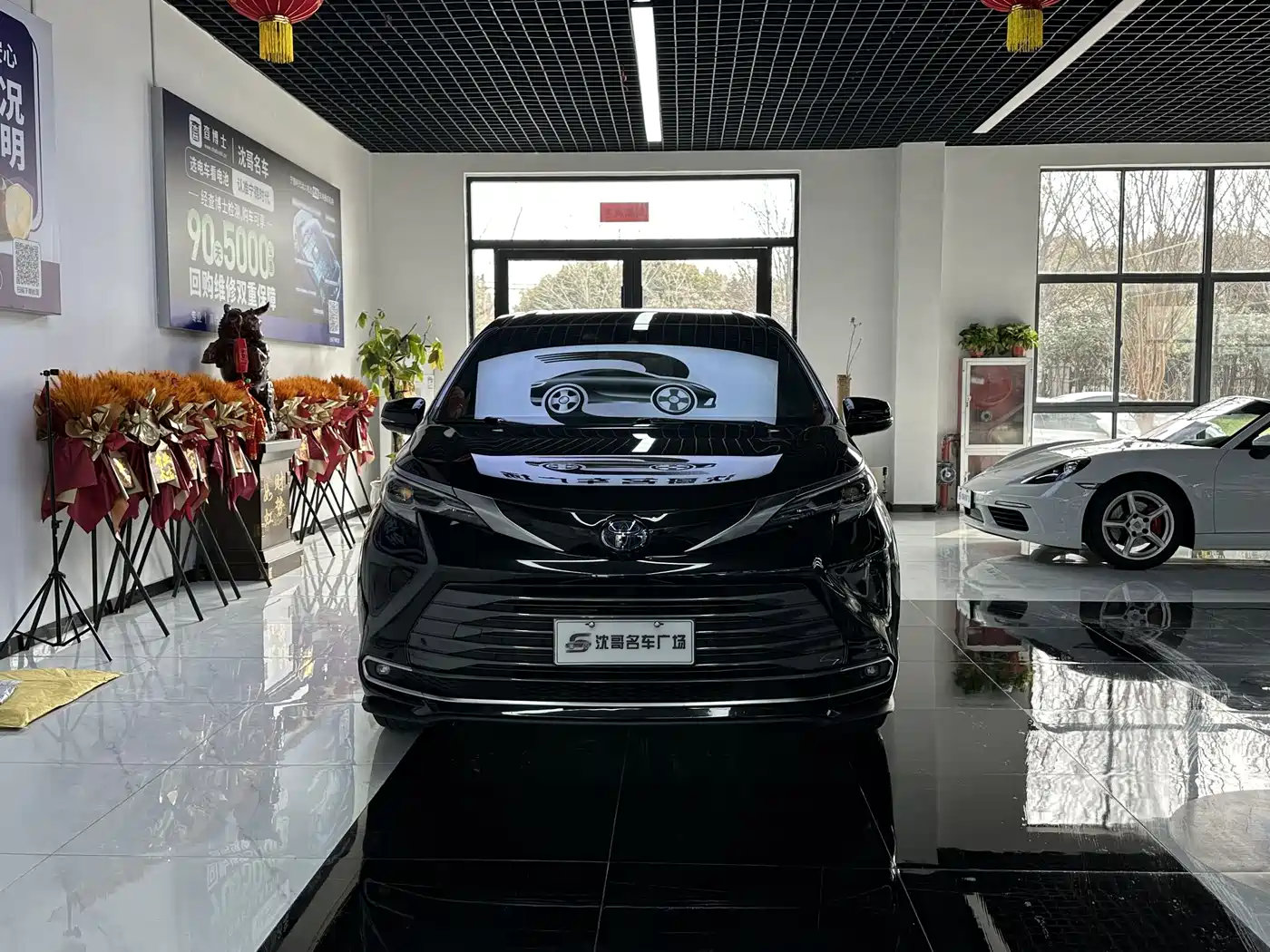 Toyota Sienna 2023 2.5L Hybrid Luxury Edition фото 2