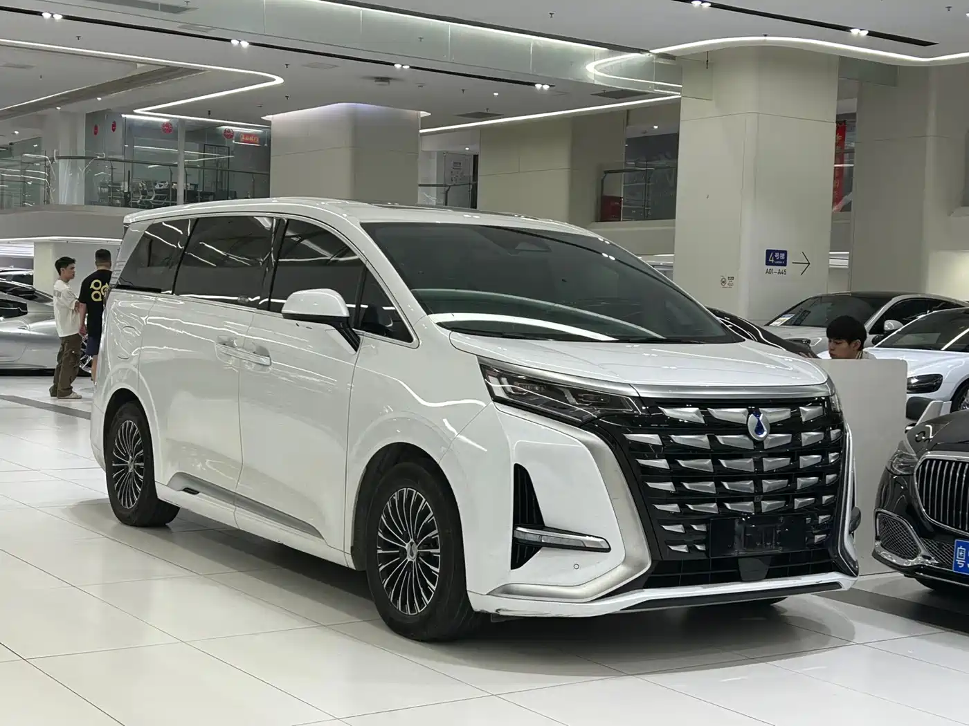 Denza D9 2022 DM-i 970 All-Wheel Drive Honor Edition фото 3