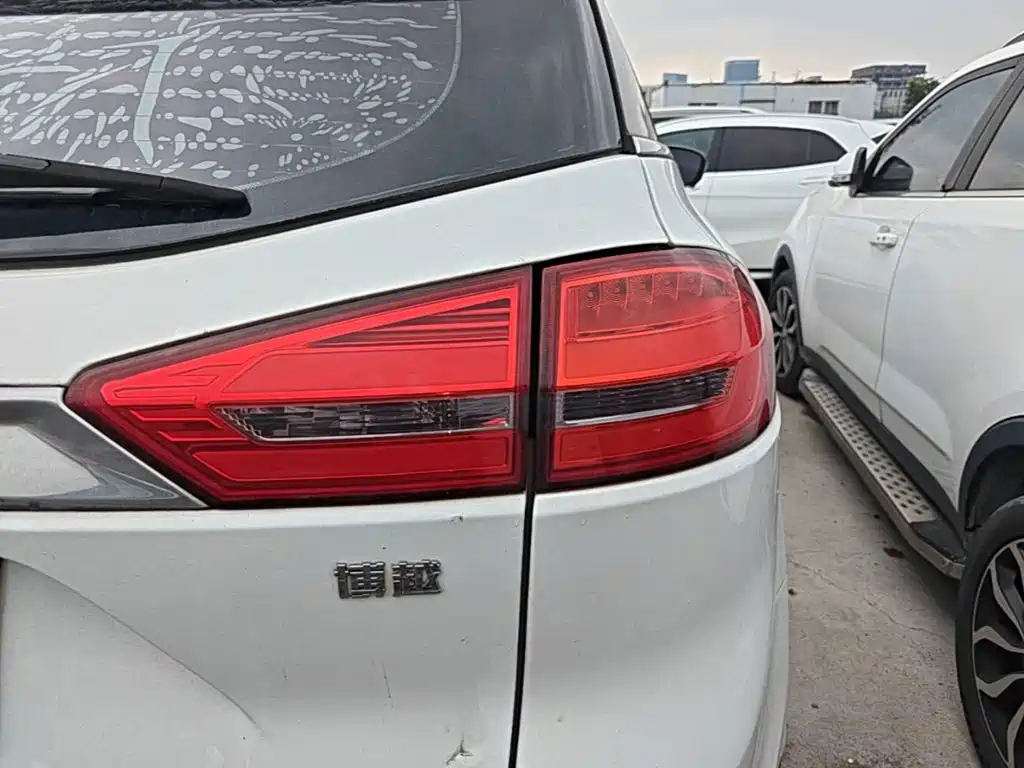 Фото 8 - Geely Atlas