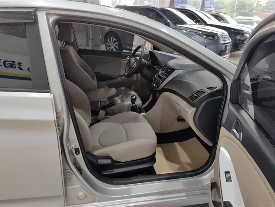 Hyundai Verna 2014 1.4L Manual Top TOP фото 8